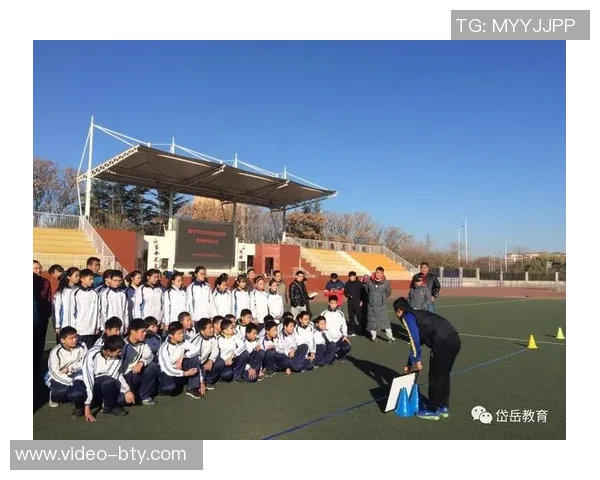 大学足球课对学生身体素质与团队合作能力提升的影响研究与分析