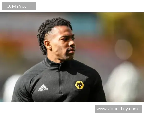 掌握自由足球背身护球技巧提升你的球场竞争力与控制力